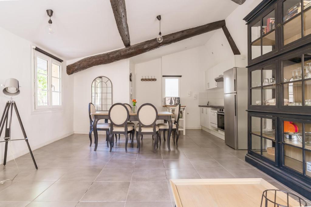 une salle à manger avec une table et des chaises dans l'établissement Aix Historique La Tour de l 'Horloge, à Aix-en-Provence