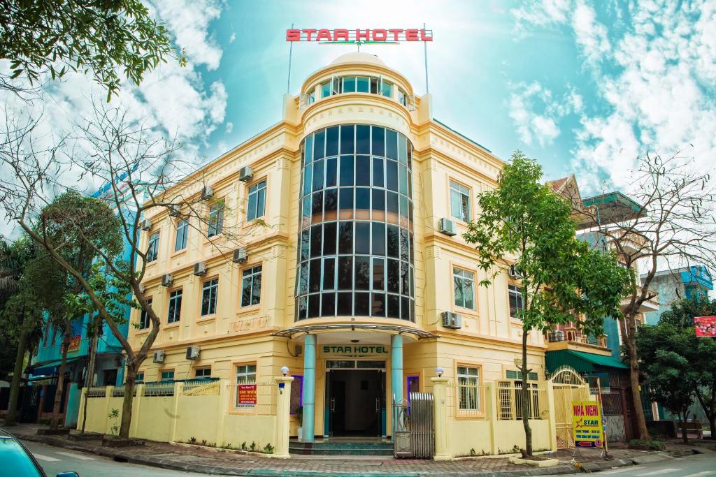 ハイズオンにあるStar Hotel Hai Duongの大きな窓のある大きな黄色の建物