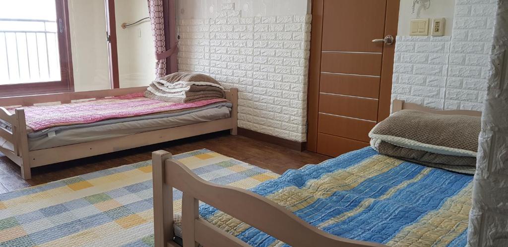 Postel nebo postele na pokoji v ubytování Jun House