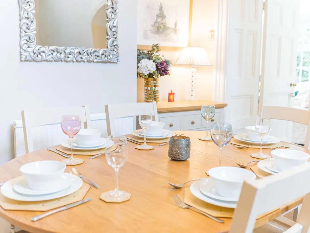 Fotografie z fotogalerie ubytování Southfield is a spacious period five bed, four bath with parking v destinaci Kendal
