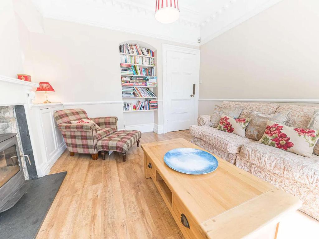 Posezení v ubytování Southfield is a spacious period five bed, four bath with parking