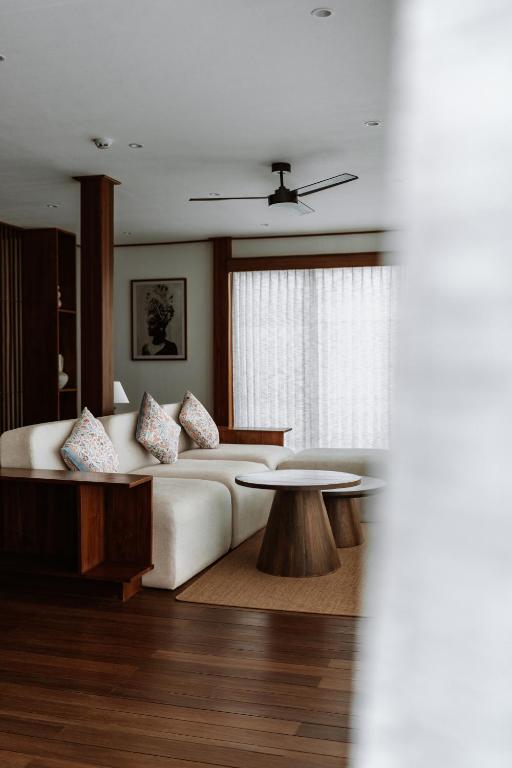a living room with a bed and a table at Grün Resort Uluwatu in Uluwatu