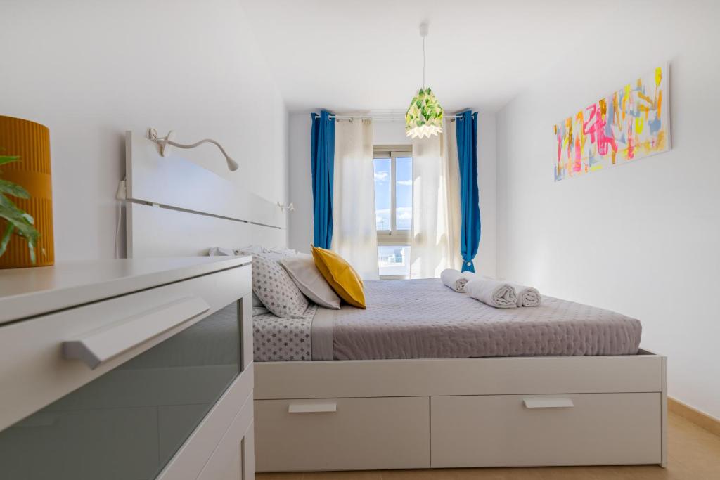 een kleine slaapkamer met een bed en een raam bij La Preciosa Suite Apartment in Antigua