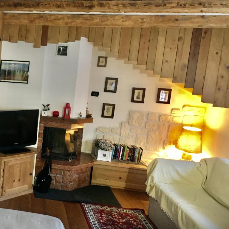 Televízia a/alebo spoločenská miestnosť v ubytovaní Ciaseles a due passi da Cortina d'Ampezzo