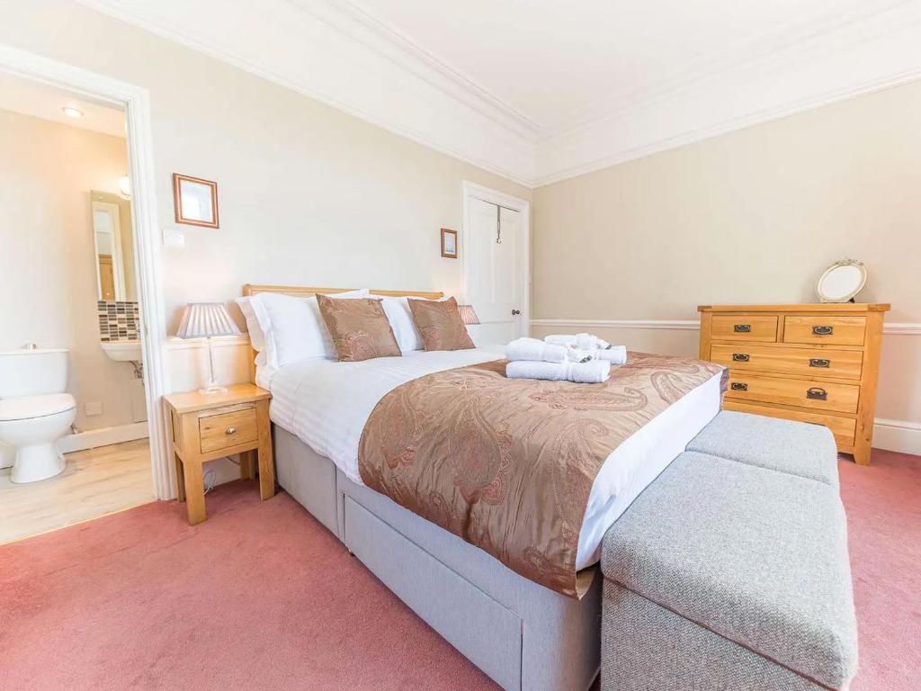 Postel nebo postele na pokoji v ubytování Southfield is a spacious period five bed, four bath with parking