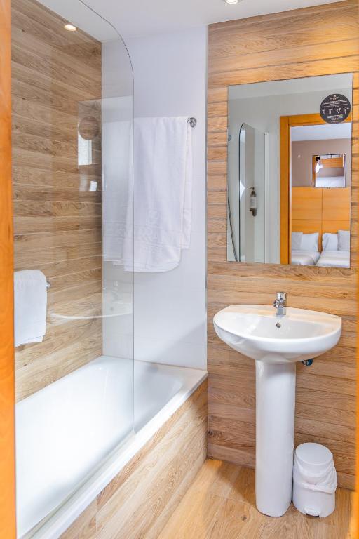 Koupelna v ubytování Hotel Serrano