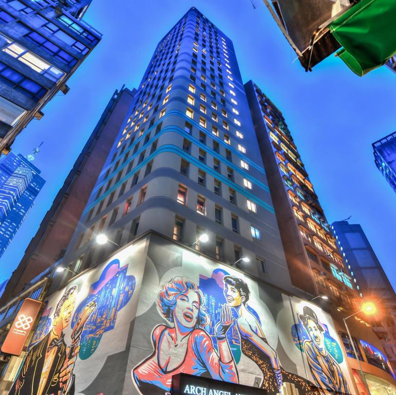 un edificio alto con un mural en el costado en Hotel Madera Hollywood, en Hong Kong