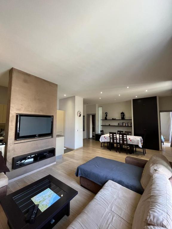 un salon avec un canapé et une télévision dans l'établissement dans le quartier historique du suquet idéal congres et vacances, à Cannes
