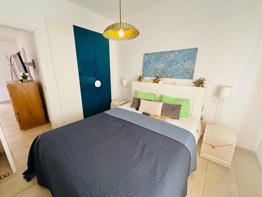 Łóżko lub łóżka w pokoju w obiekcie Bungalow Aloe Dunas 2