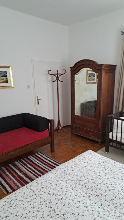 a living room with a couch and a mirror at Am Baalstein in Traunkirchen
