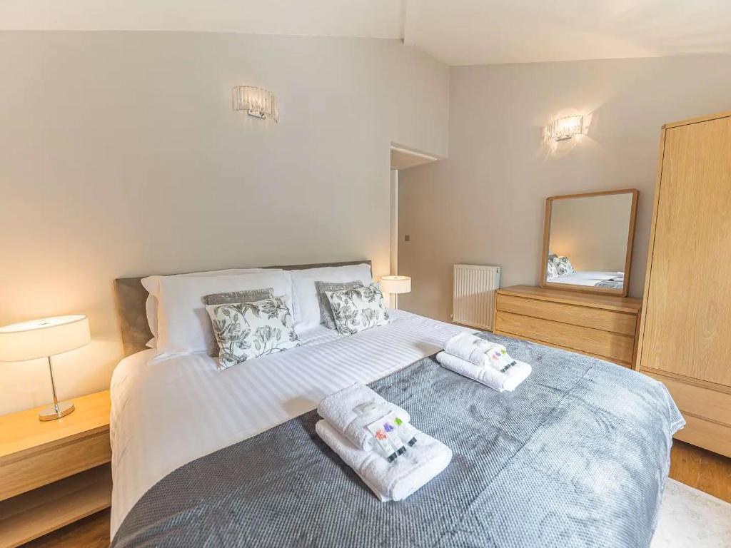Postel nebo postele na pokoji v ubytování Southfield is a spacious period five bed, four bath with parking
