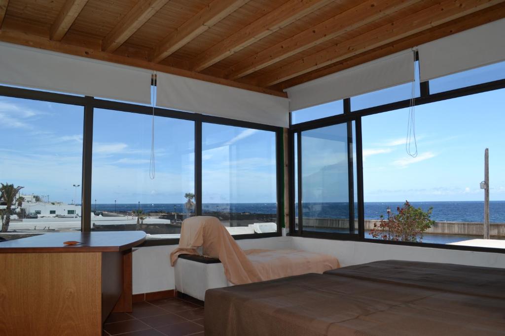 um quarto com uma cama e vista para o oceano em Casa Canela em Guatiza