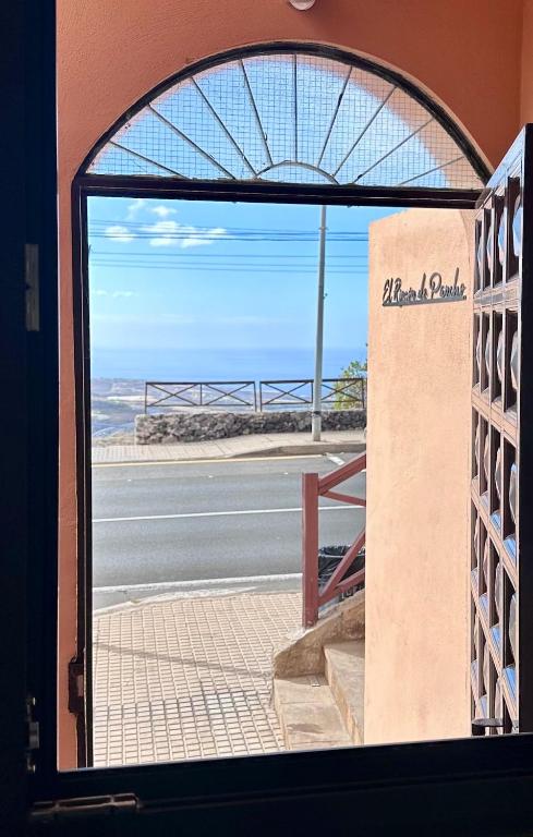 an open door with a view of the beach at El Rincón de Pancho in Guía de Isora