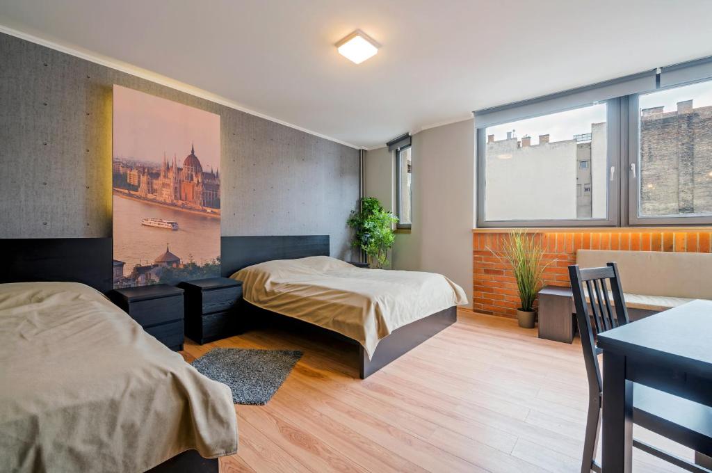 ブダペストにあるFREE PARKING, AC, WIFI apartment in the centerのベッドルーム1室(ベッド2台、大きな窓付)