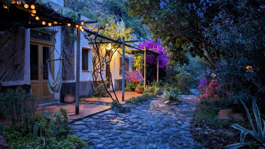 Vonkajšia záhrada v ubytovaní Cortijo Jamaica - Off Grid Paradise - Costa Tropical