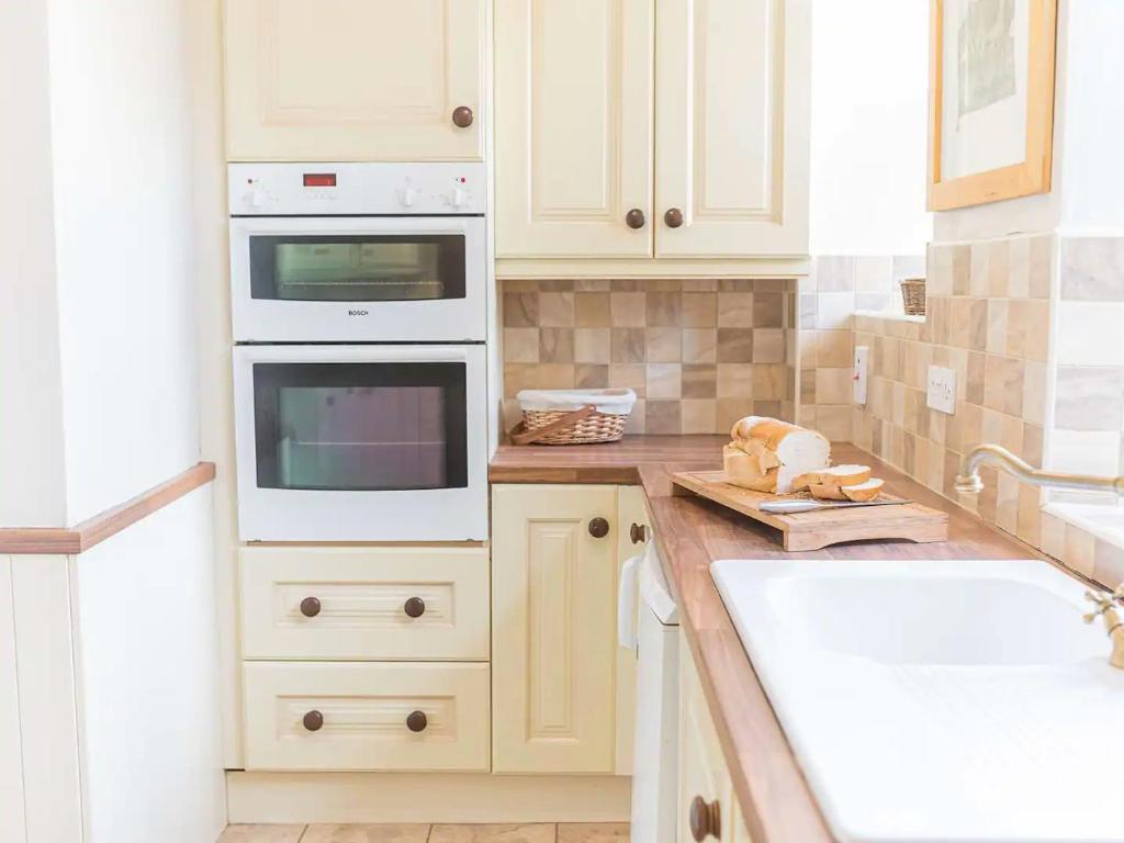 Kuchyň nebo kuchyňský kout v ubytování Southfield is a spacious period five bed, four bath with parking