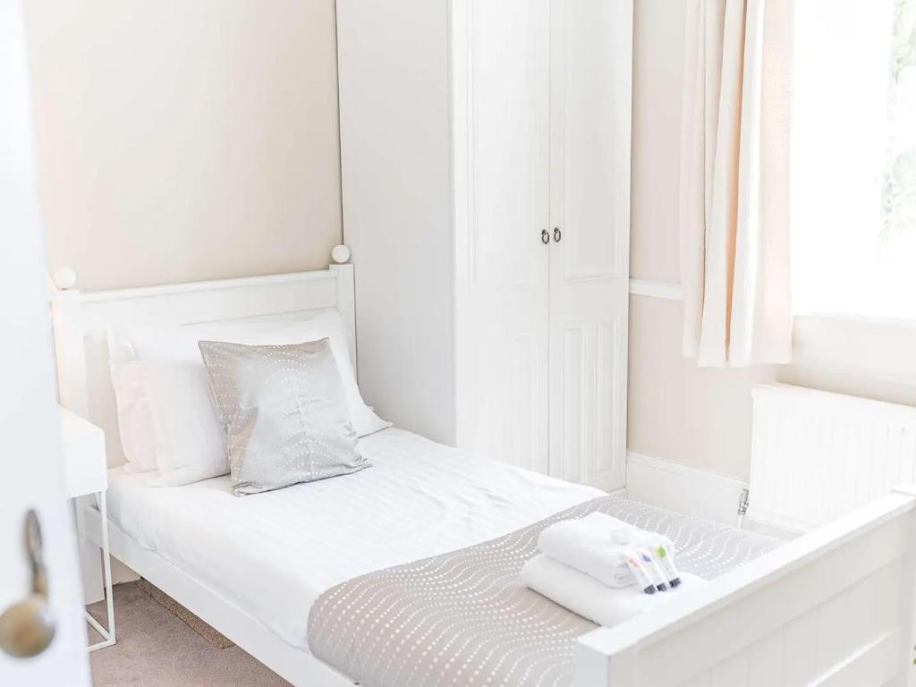 Postel nebo postele na pokoji v ubytování Southfield is a spacious period five bed, four bath with parking