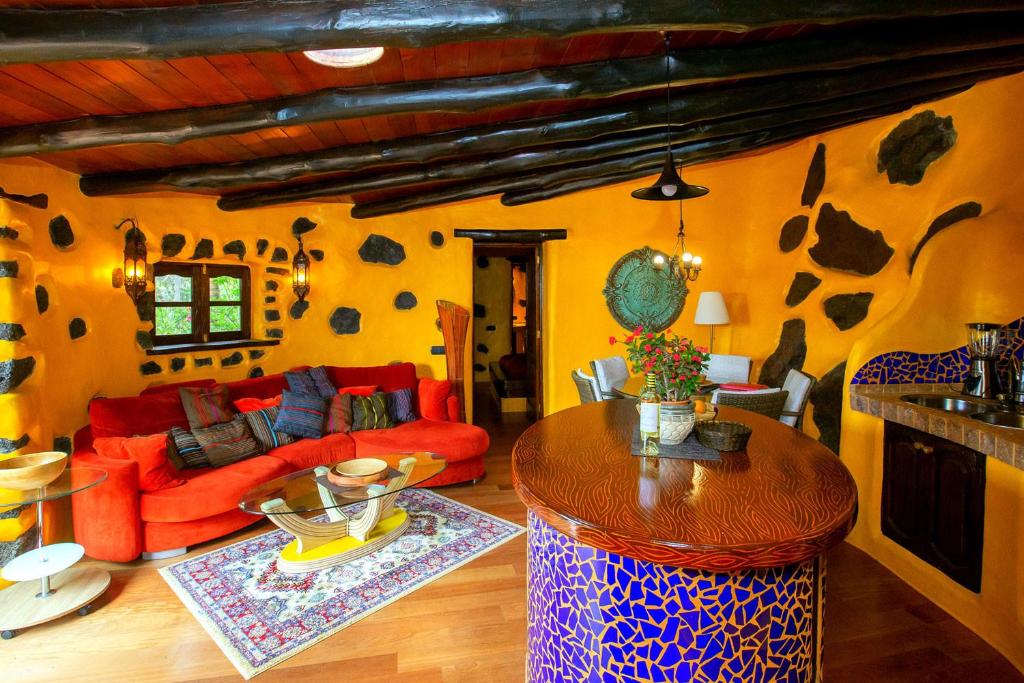 a living room with a couch and a table at CONCHA - Sonnenbett, Sauna, traumhafter Meerblick, beheizter Pool, Billiard, Tischtennis in La Asomada
