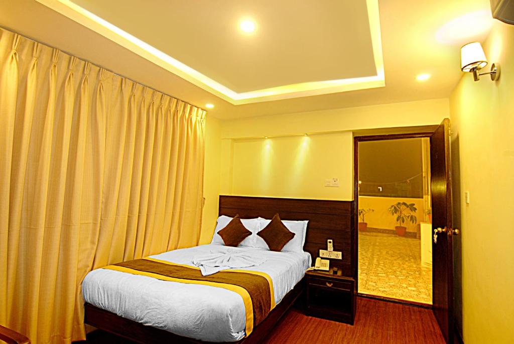 Postel nebo postele na pokoji v ubytování Kathmandu Grand Hotel