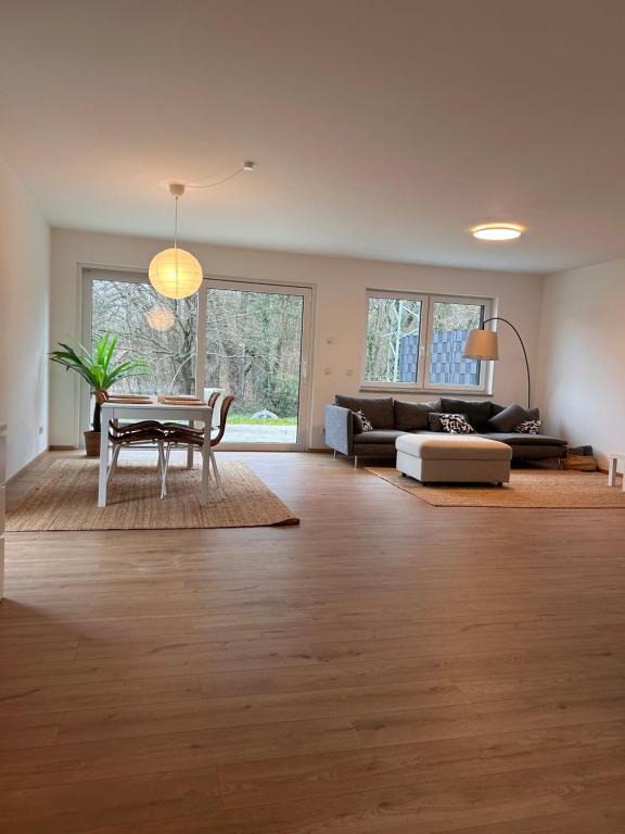 un salon avec une table et un canapé dans l'établissement Ludwig1, à Kindsbach