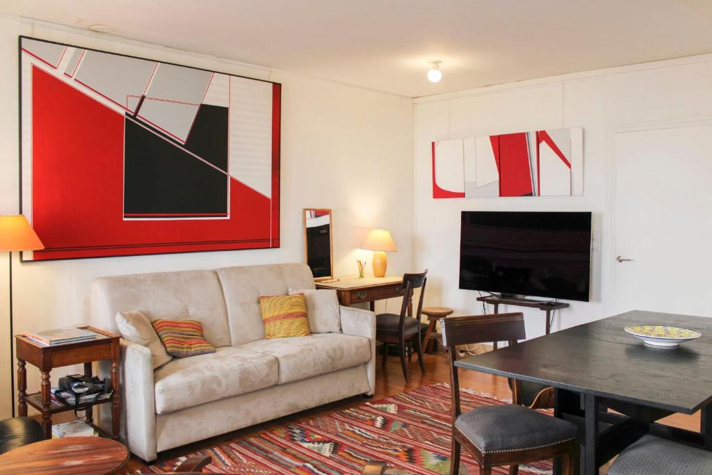 un salon avec un canapé et une table dans l'établissement Nice T2 of 48 m2 near the Catacombs of Paris, à Paris