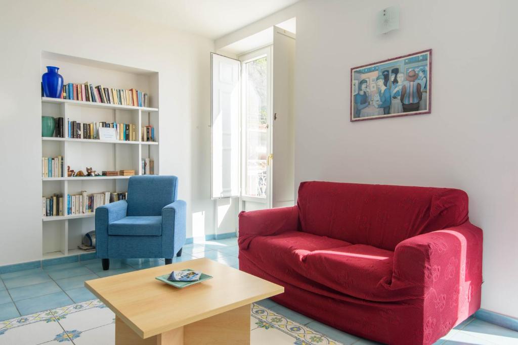 A seating area at LUIMAR Holiday House