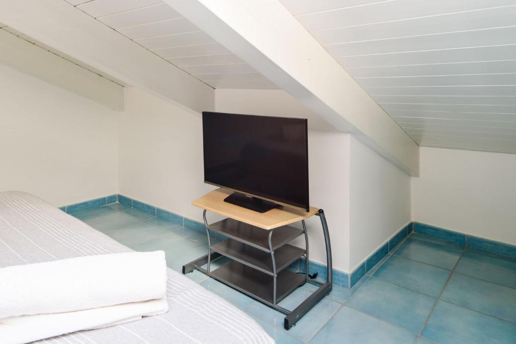 A television and/or entertainment centre at LUIMAR Holiday House