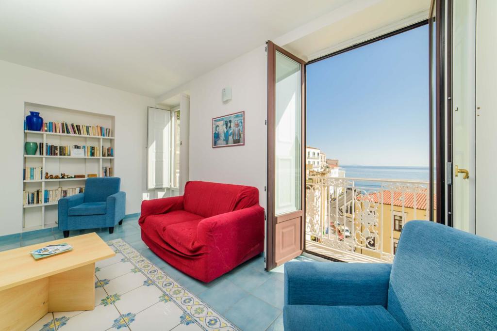 A seating area at LUIMAR Holiday House