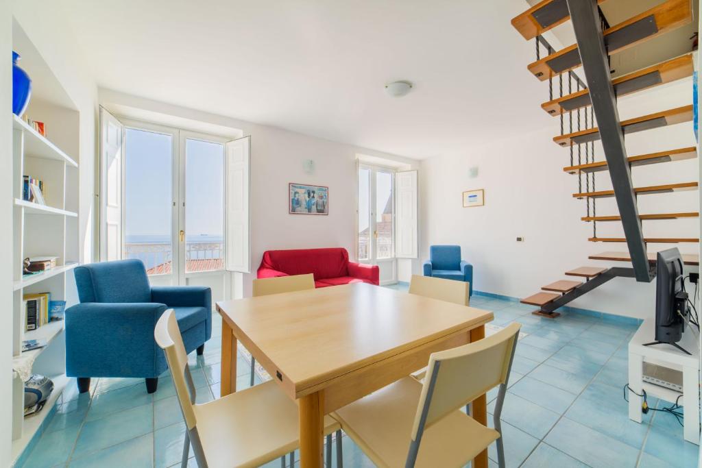 A seating area at LUIMAR Holiday House