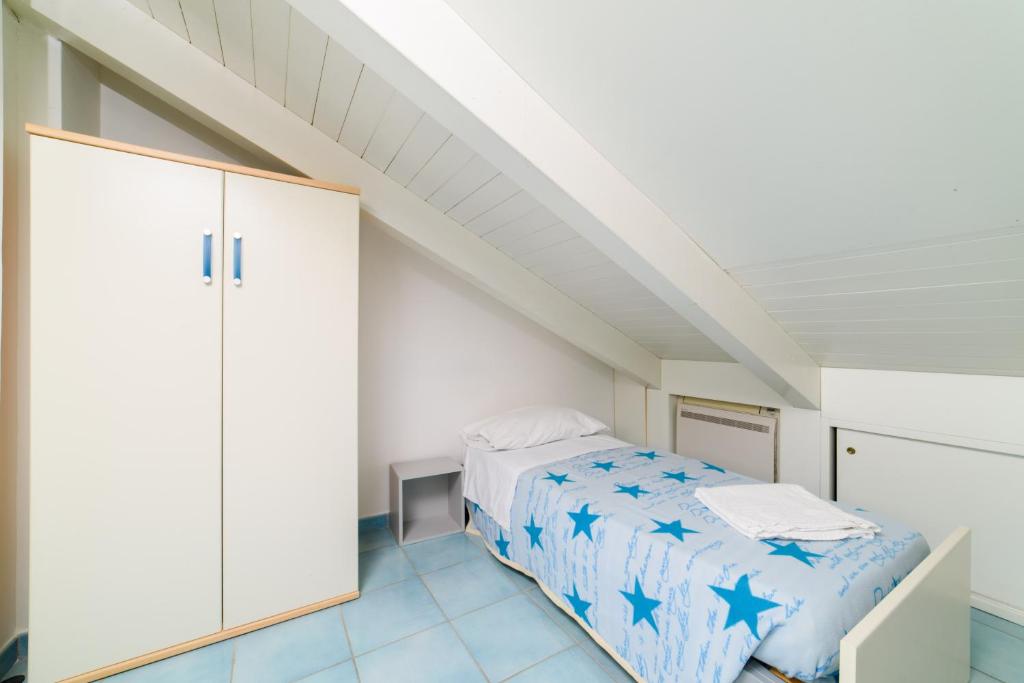 A bed or beds in a room at LUIMAR Holiday House