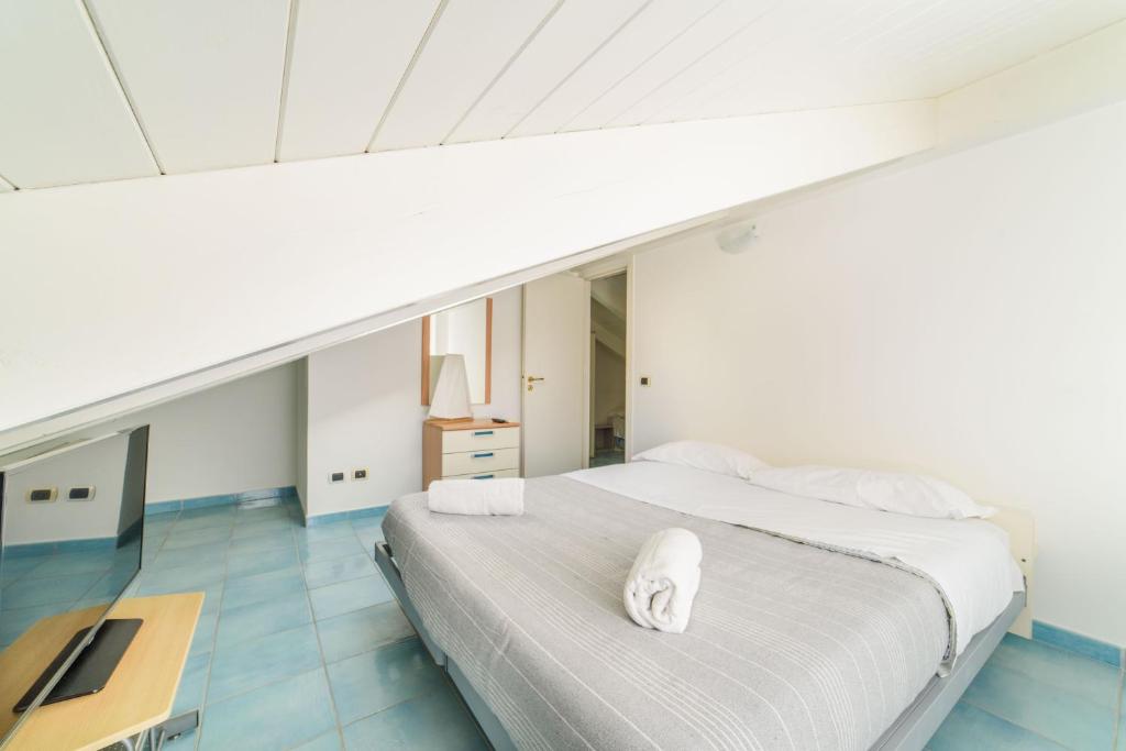 A bed or beds in a room at LUIMAR Holiday House