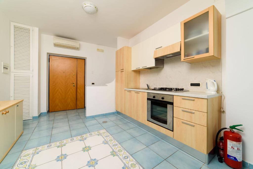 A kitchen or kitchenette at LUIMAR Holiday House