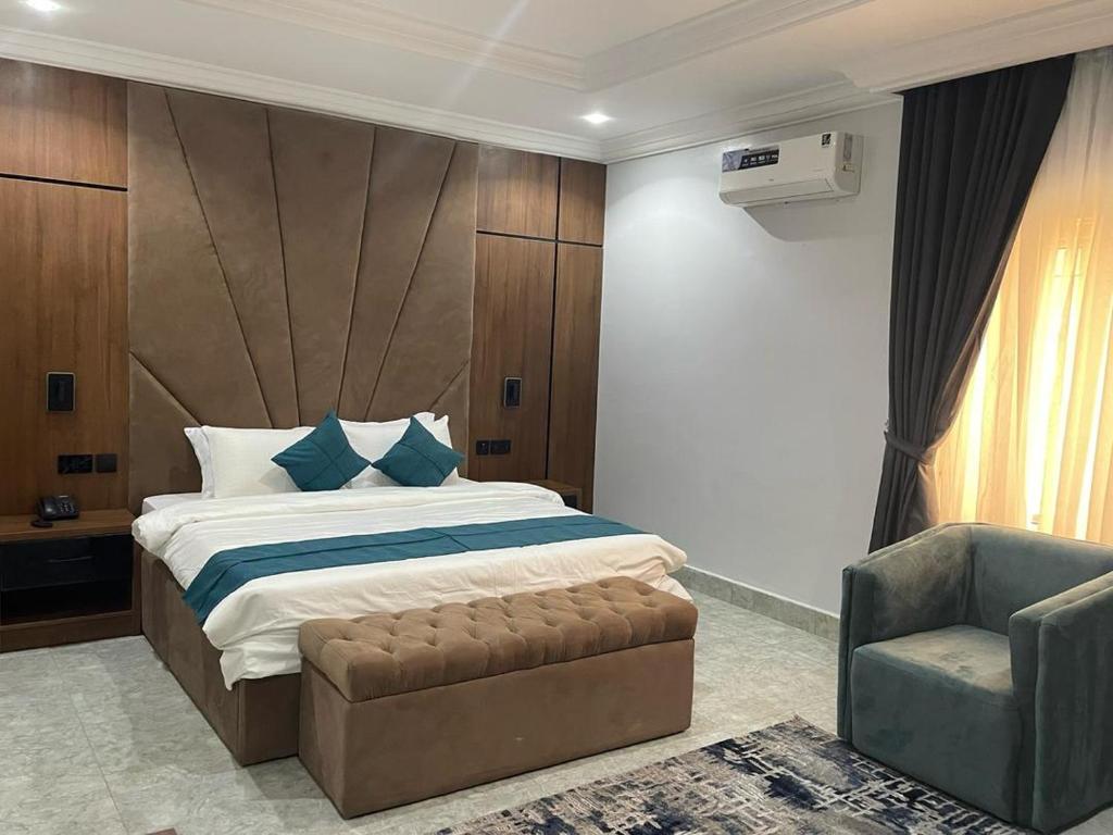 Postel nebo postele na pokoji v ubytování Tranquila Nest Hotel Kado Abuja