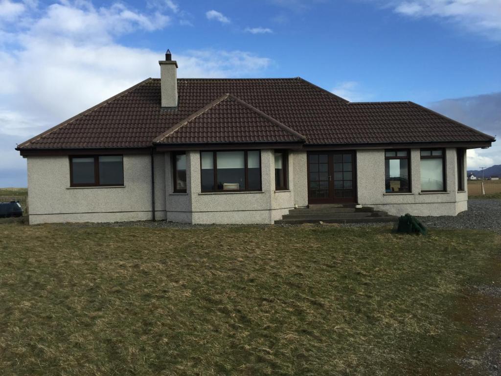 Casa blanca con techo marrón en Holiday Home Croft46 en Clachan