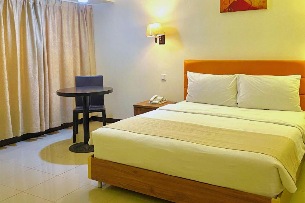 Postel nebo postele na pokoji v ubytování The Orchard Cebu Hotel & Suites powered by Cocotel