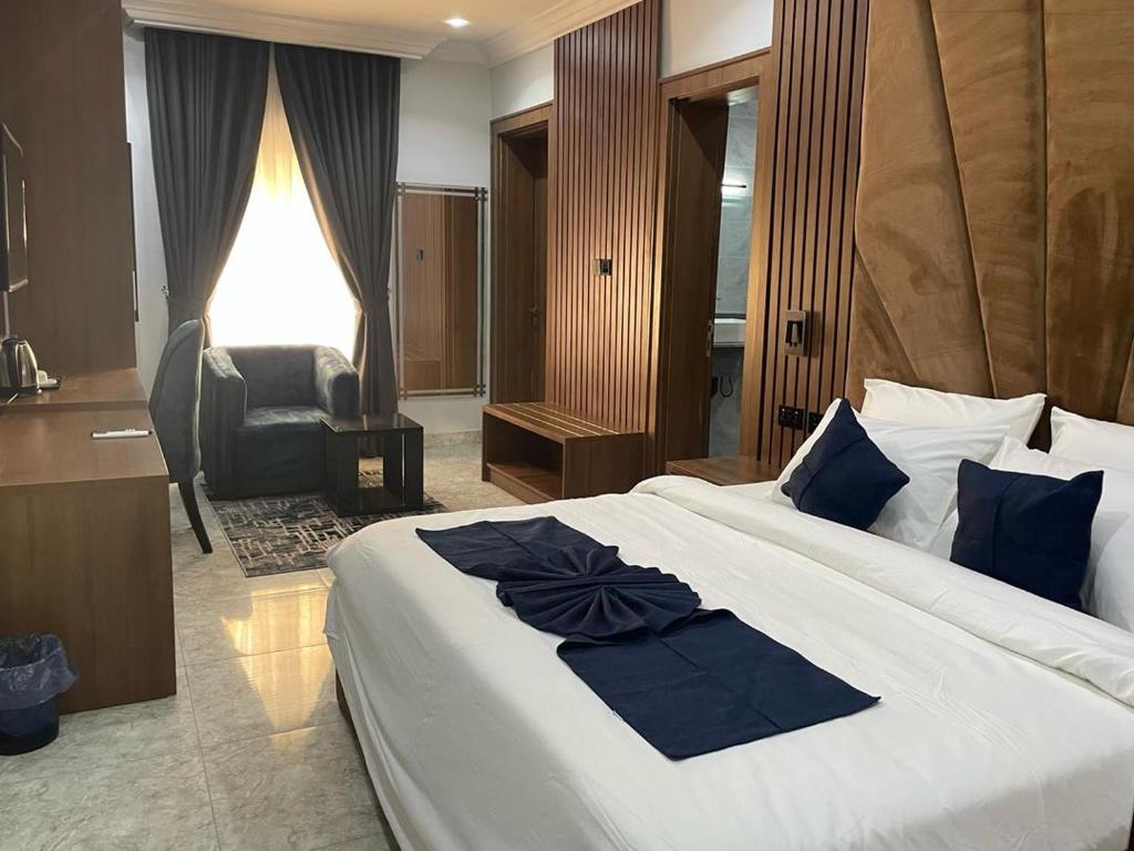 Postel nebo postele na pokoji v ubytování Tranquila Nest Hotel Kado Abuja