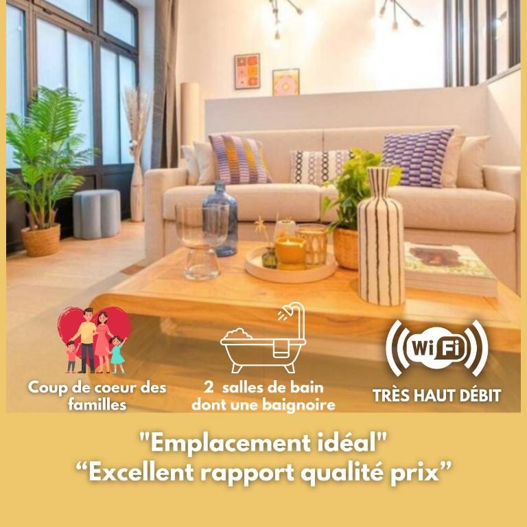 - un lit à baldaquin dans le salon avec une table et un canapé dans l'établissement Perfect apartment - Marais II, à Paris