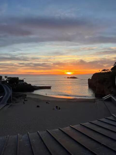 - un coucher de soleil sur une plage de sable dans l'établissement Appartement cozy avec garage Biarritz Plage, à Biarritz