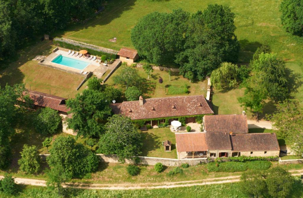 une vue aérienne d'une maison avec piscine dans l'établissement Le Sizel, à Badefols-sur-Dordogne
