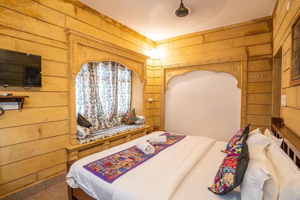 Postel nebo postele na pokoji v ubytování Relax Inn Jaisalmer