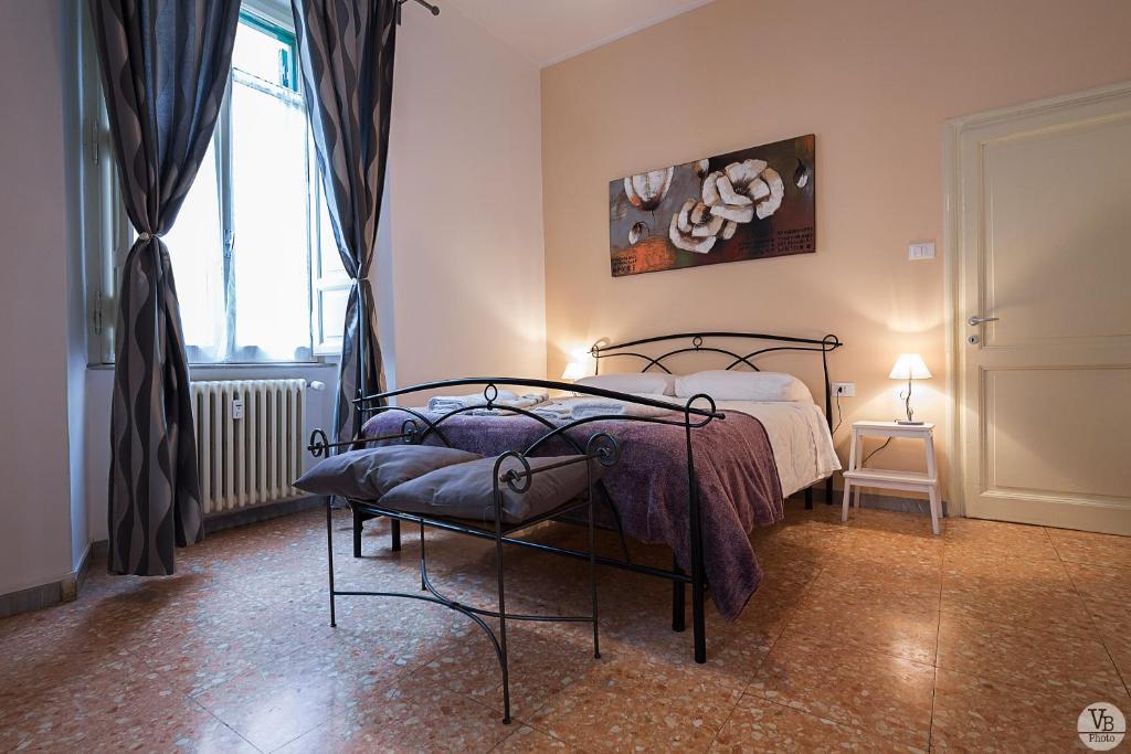 1 dormitorio con cama y ventana en Vatican Rhome, en Roma
