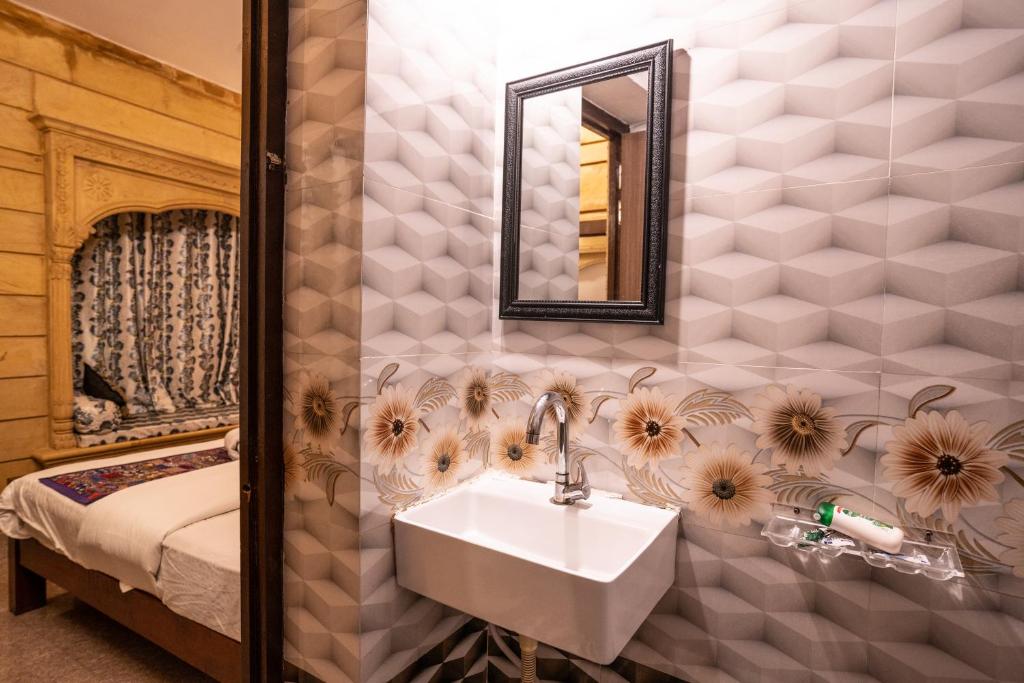 Postel nebo postele na pokoji v ubytování Relax Inn Jaisalmer