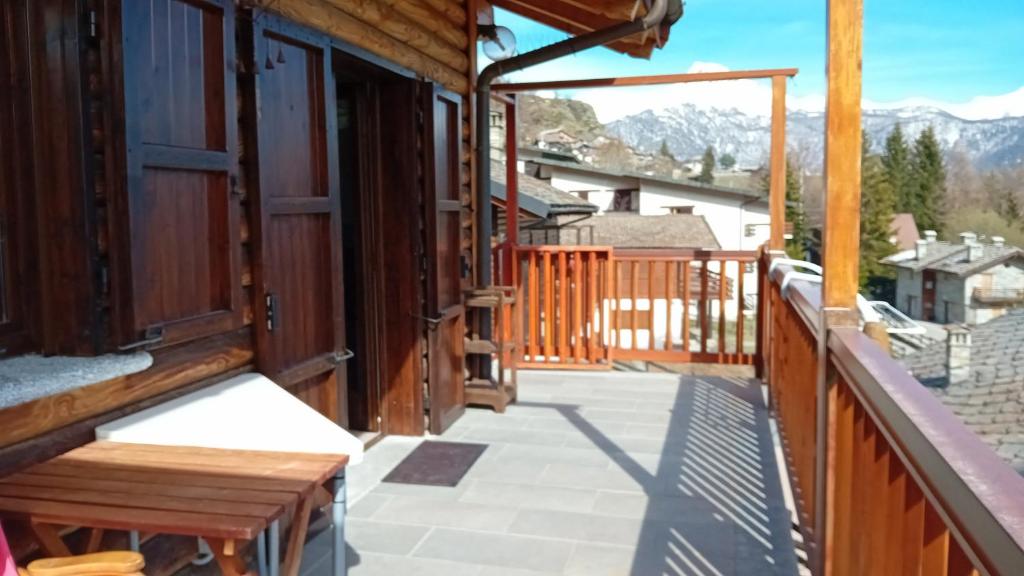 un balcone con vista sulle montagne di Castoro holiday a Torgnon