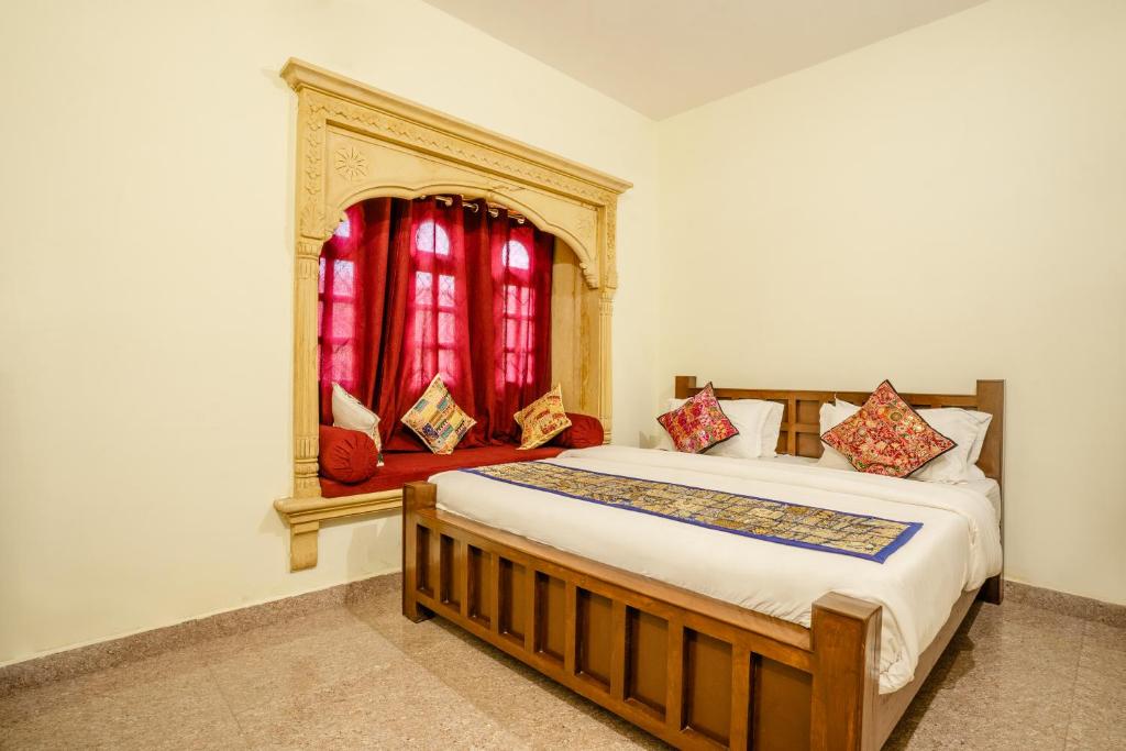 Postel nebo postele na pokoji v ubytování Relax Inn Jaisalmer