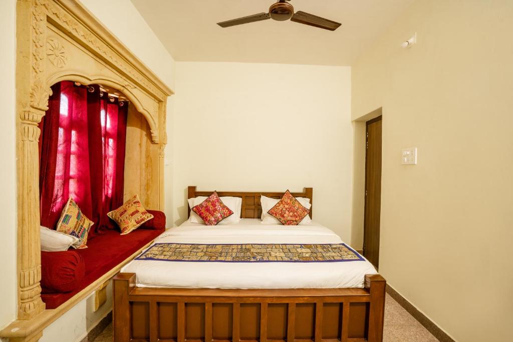Postel nebo postele na pokoji v ubytování Relax Inn Jaisalmer