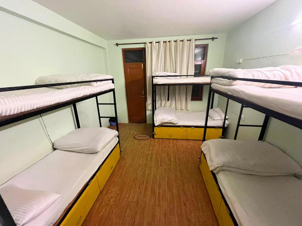Postel nebo postele na pokoji v ubytování Farm Hostel & Camps