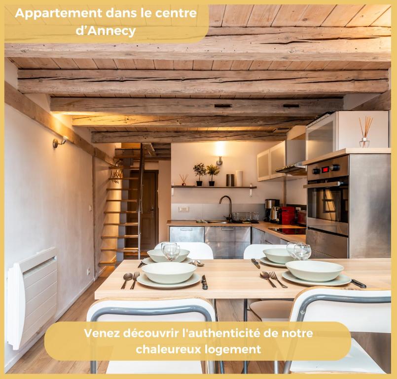 une cuisine avec une table et des chaises dans une pièce dans l'établissement Le Refuge du Château I Annecy, à Annecy