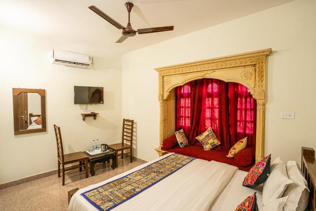 Postel nebo postele na pokoji v ubytování Relax Inn Jaisalmer