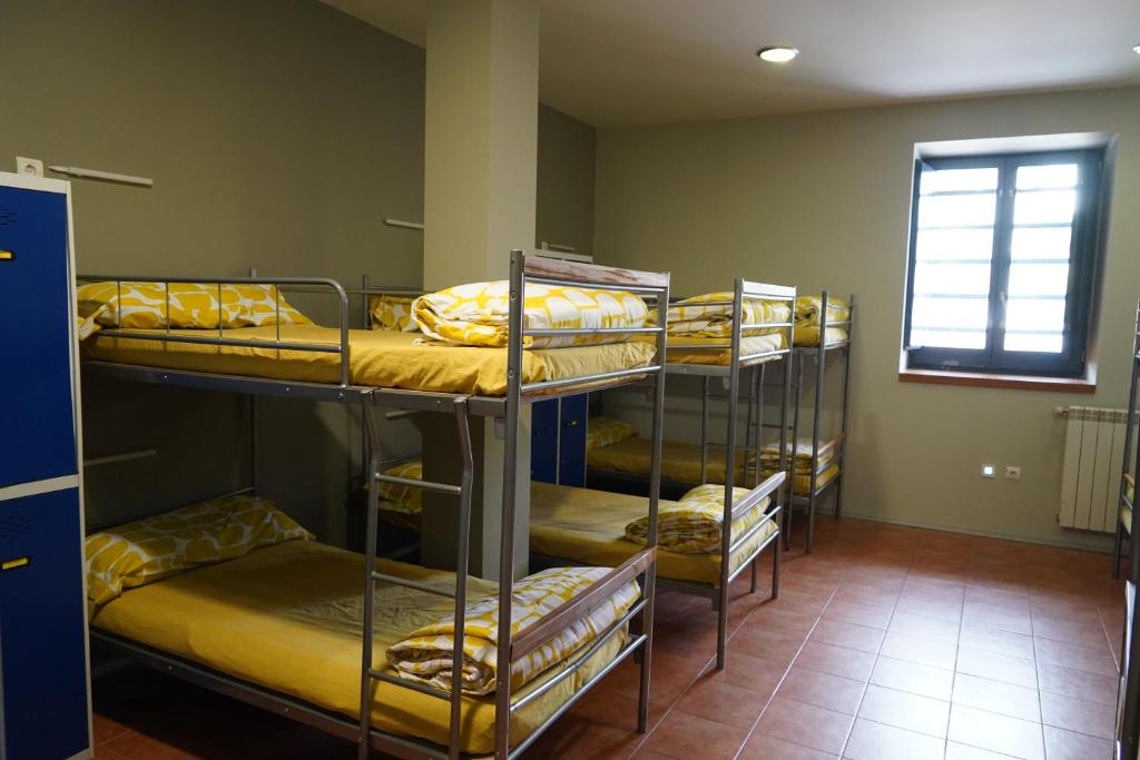 Postel nebo postele na pokoji v ubytování Albergue de Cuéllar