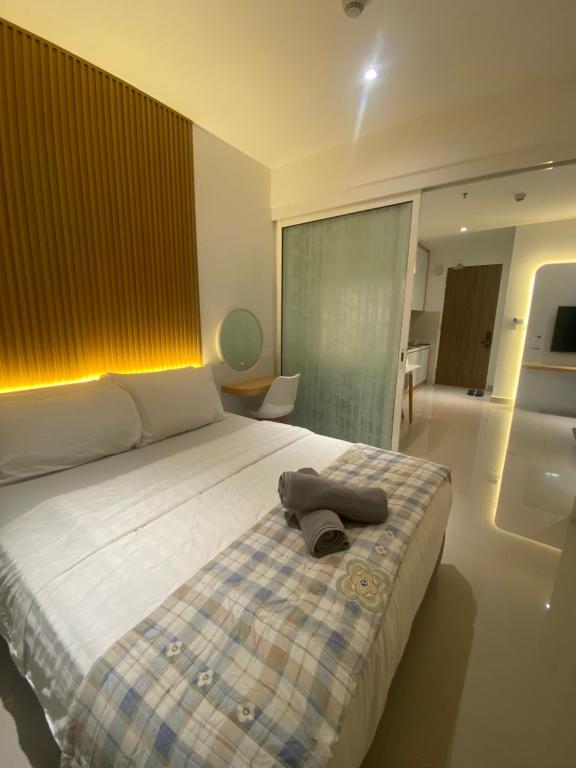a bedroom with a bed with a towel on it at HS HOMESTAY The Shore near SAFMA - Pasar Besar in Kota Kinabalu